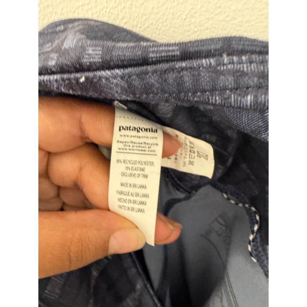Patagonia Women's Navy Blue Abstract Centered Tight Leggings Size Small Hiking - Picture 6 of 7